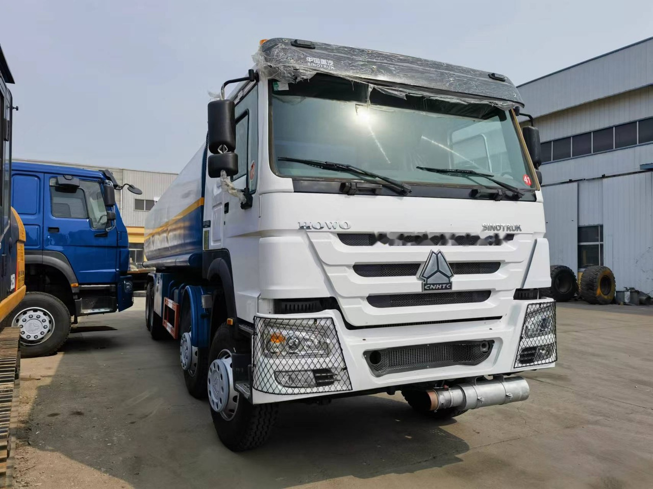 Sinotruk HOWO 375 8*4 Tank truck - Camión cisterna: foto 3 Sinotruk HOWO 375 8*4 Tank truck - Camión cisterna: foto 3