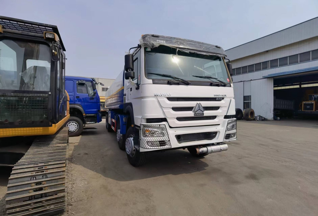 Sinotruk HOWO 375 8*4 Tank truck - Camión cisterna: foto 4 Sinotruk HOWO 375 8*4 Tank truck - Camión cisterna: foto 4