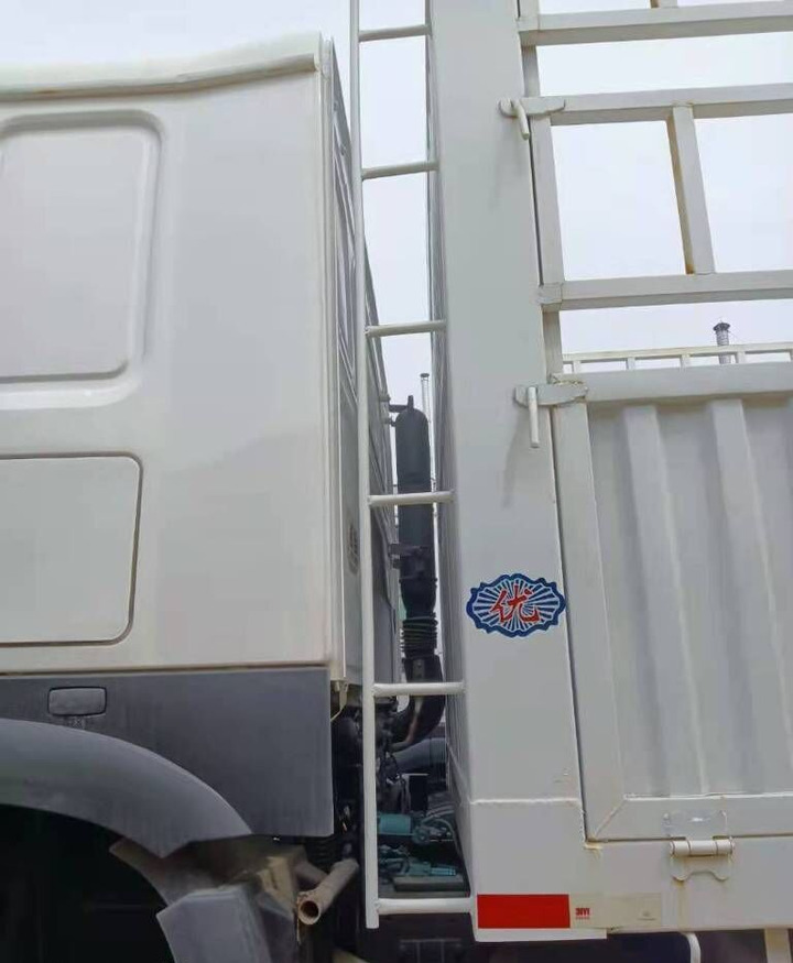Sinotruk HOWO 6*4 - Camión caja abierta: foto 3 Sinotruk HOWO 6*4 - Camión caja abierta: foto 3
