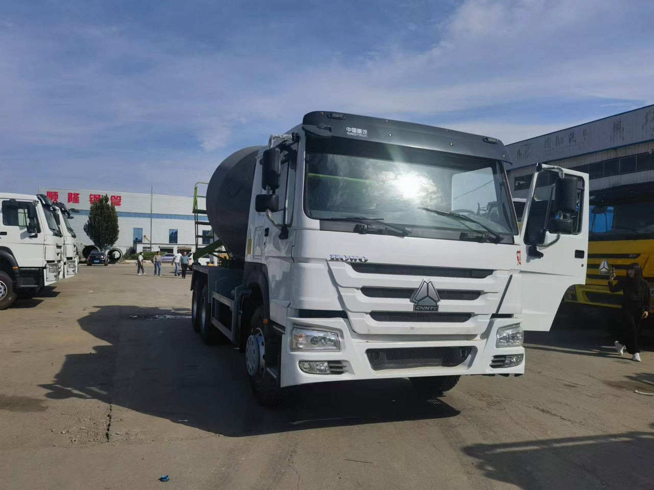 Sinotruk HOWO 6*4 Concrete mixer truck - Camión hormigonera: foto 1 Sinotruk HOWO 6*4 Concrete mixer truck - Camión hormigonera: foto 1