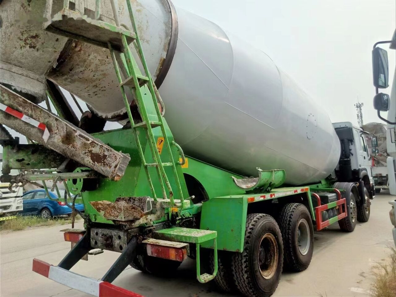 Sinotruk HOWO 8*4 Concrete mixer truck - Camión hormigonera: foto 3 Sinotruk HOWO 8*4 Concrete mixer truck - Camión hormigonera: foto 3