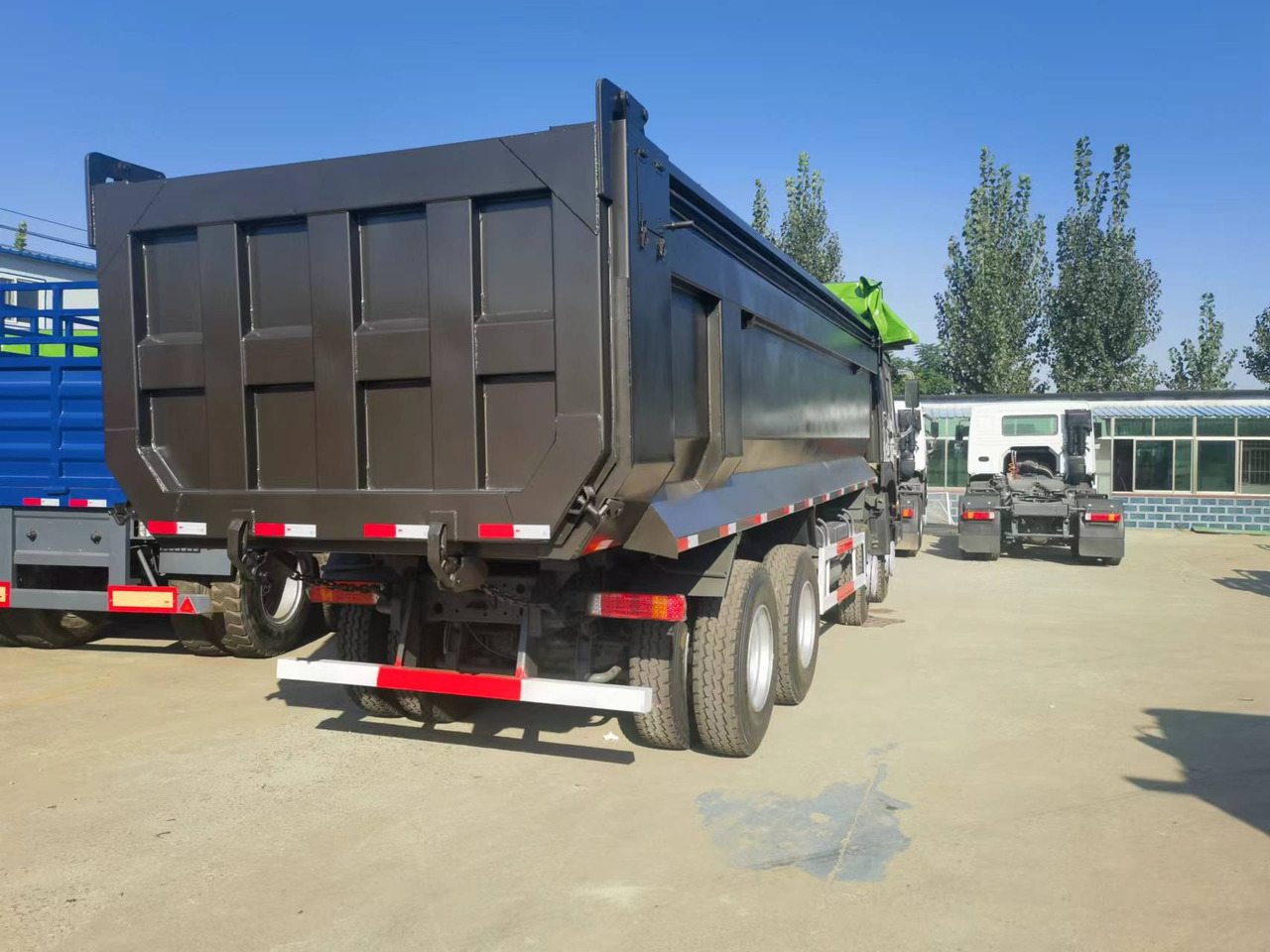 Camión volquete Sinotruk HOWO 8*4 Dump truck: foto 9