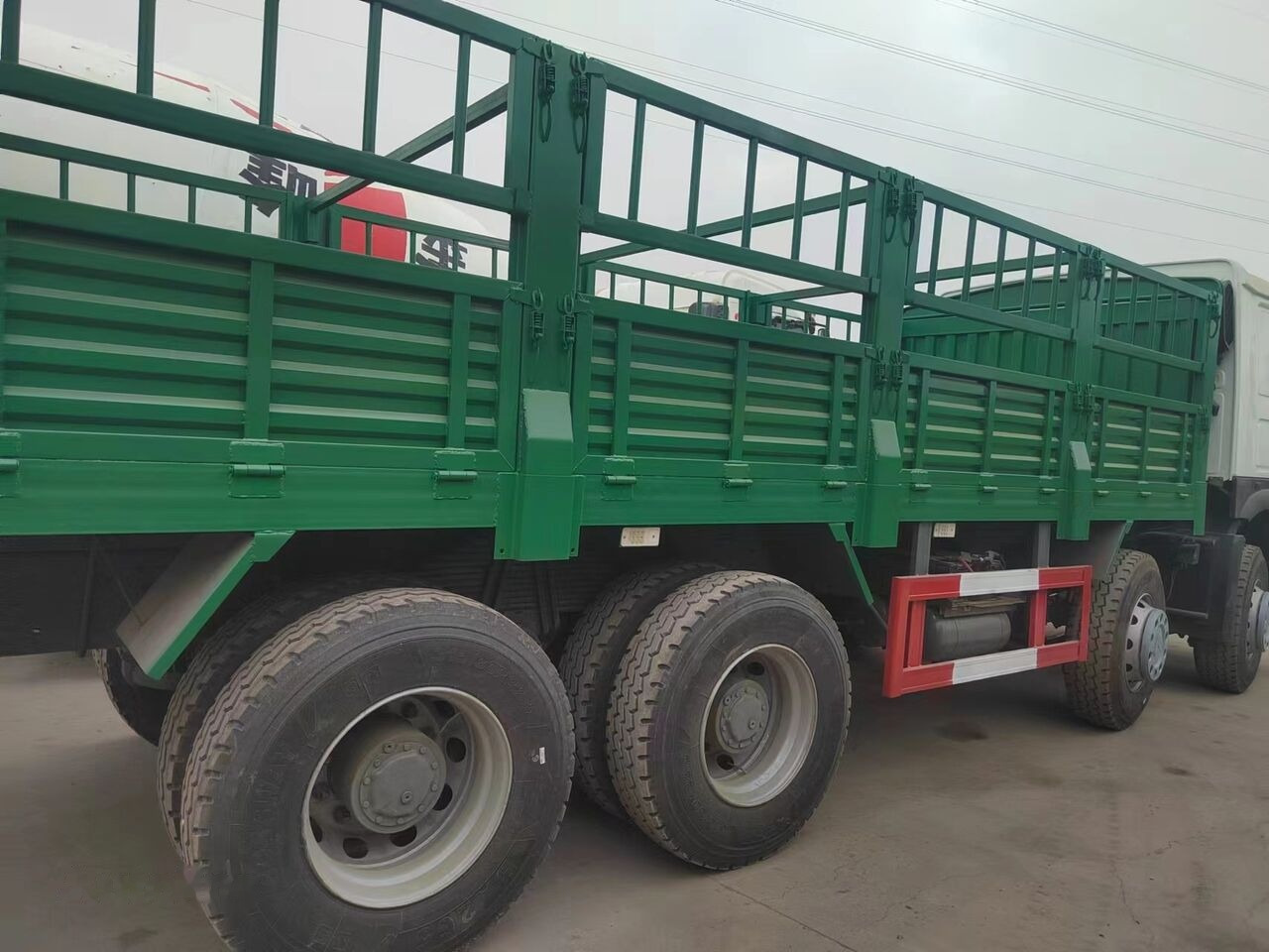 Sinotruk HOWO 8*4 Fence Truck - Camión caja abierta: foto 5 Sinotruk HOWO 8*4 Fence Truck - Camión caja abierta: foto 5