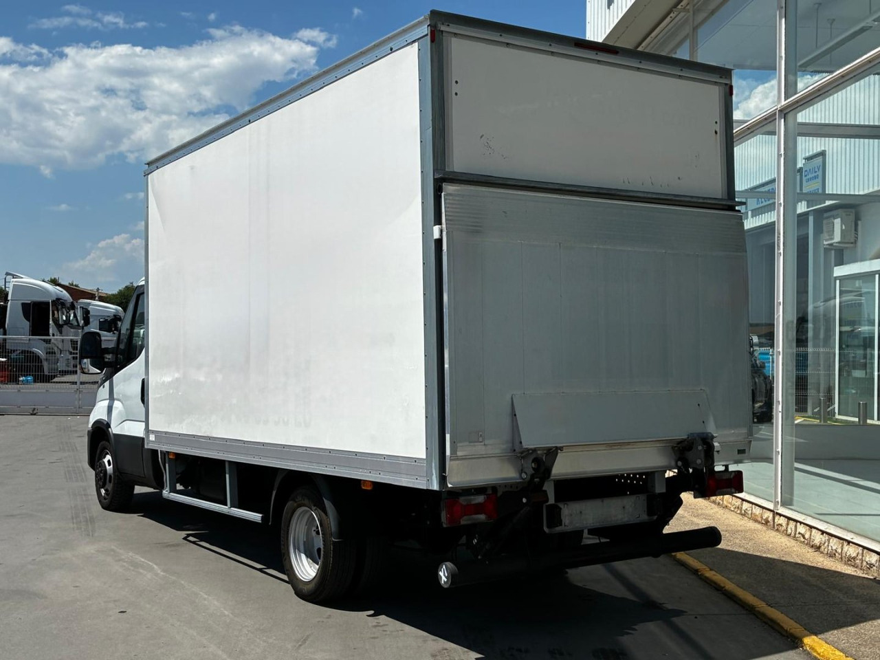 Caja cerrada IVECO 35C16 20m3 - Furgoneta caja cerrada: foto 4 Caja cerrada IVECO 35C16 20m3 - Furgoneta caja cerrada: foto 4