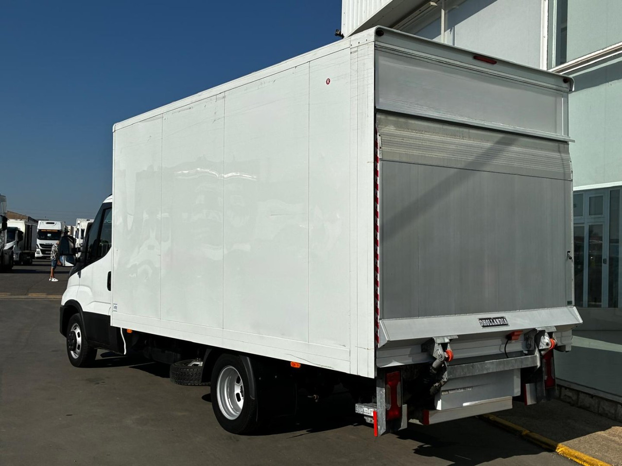 Caja cerrada con plataforma elevadora IVECO 35C14 20m3 - Furgoneta caja cerrada: foto 4 Caja cerrada con plataforma elevadora IVECO 35C14 20m3 - Furgoneta caja cerrada: foto 4