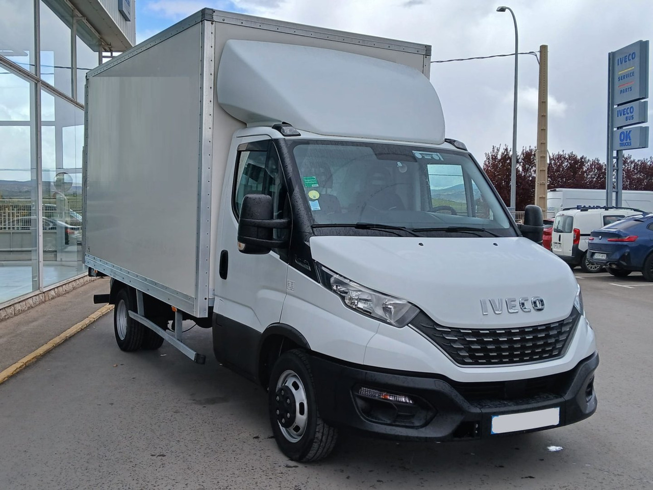 Caja cerrada con plataforma elevadora IVECO 35C16 20m3 Automática - Furgoneta caja cerrada: foto 3 Caja cerrada con plataforma elevadora IVECO 35C16 20m3 Automática - Furgoneta caja cerrada: foto 3