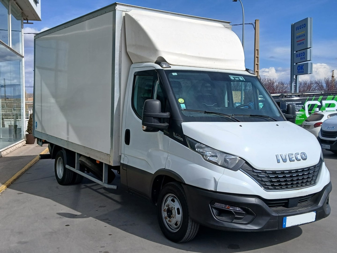Caja cerrada con plataforma elevadora IVECO 35C16 20m3 - Furgoneta caja cerrada: foto 3 Caja cerrada con plataforma elevadora IVECO 35C16 20m3 - Furgoneta caja cerrada: foto 3