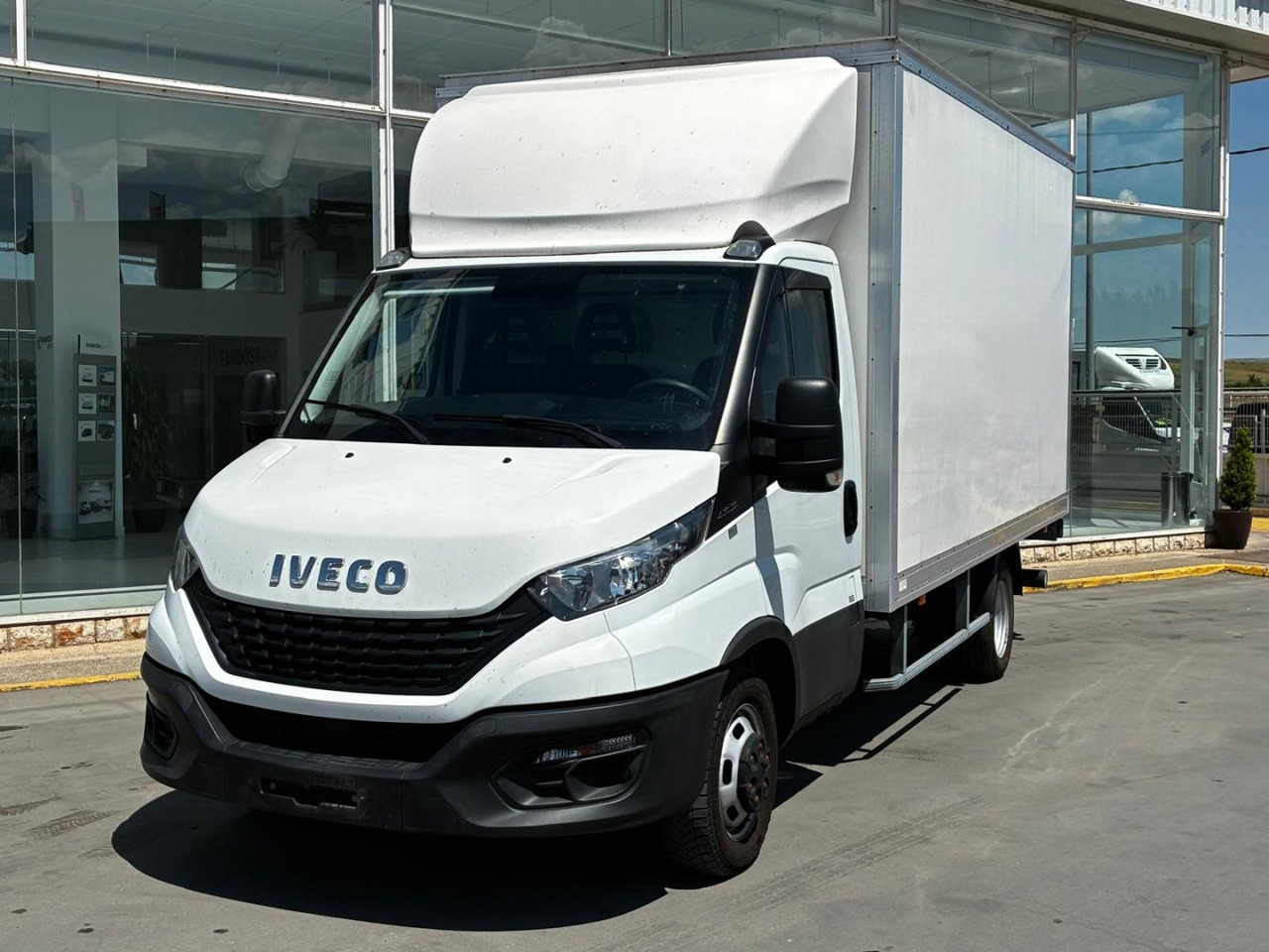 Caja cerrada con plataforma elevadora IVECO 35C16 20m3 - Furgoneta caja cerrada: foto 1 Caja cerrada con plataforma elevadora IVECO 35C16 20m3 - Furgoneta caja cerrada: foto 1