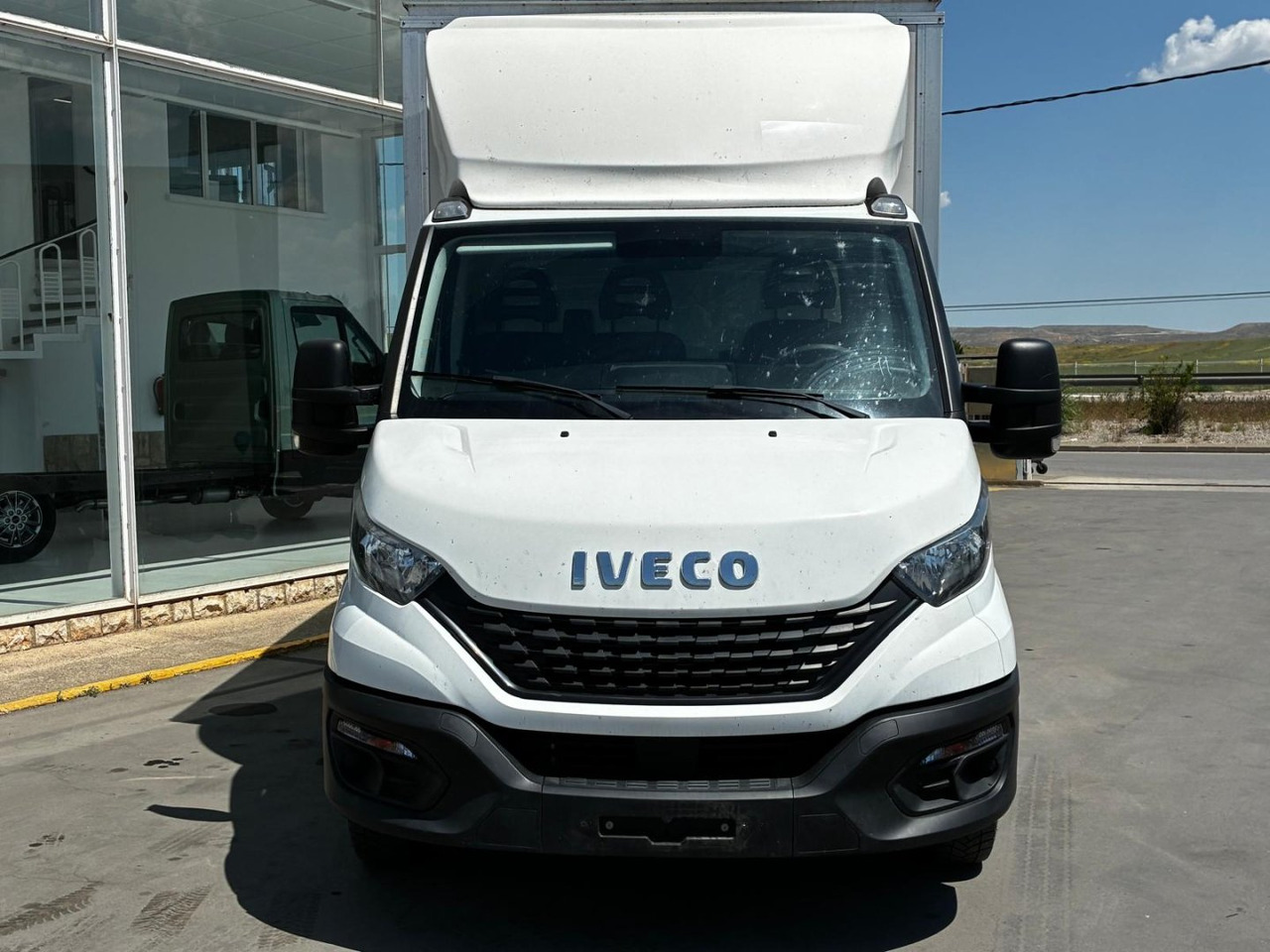 Caja cerrada con plataforma elevadora IVECO 35C16 20m3 - Furgoneta caja cerrada: foto 2 Caja cerrada con plataforma elevadora IVECO 35C16 20m3 - Furgoneta caja cerrada: foto 2