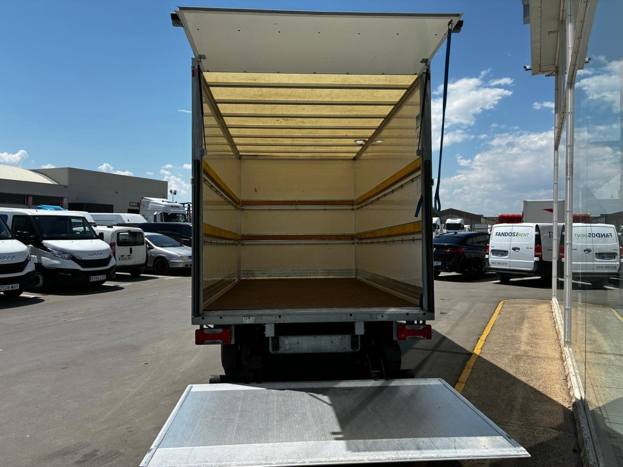 Caja cerrada con plataforma elevadora IVECO 35C16 20m3 - Furgoneta caja cerrada: foto 5 Caja cerrada con plataforma elevadora IVECO 35C16 20m3 - Furgoneta caja cerrada: foto 5
