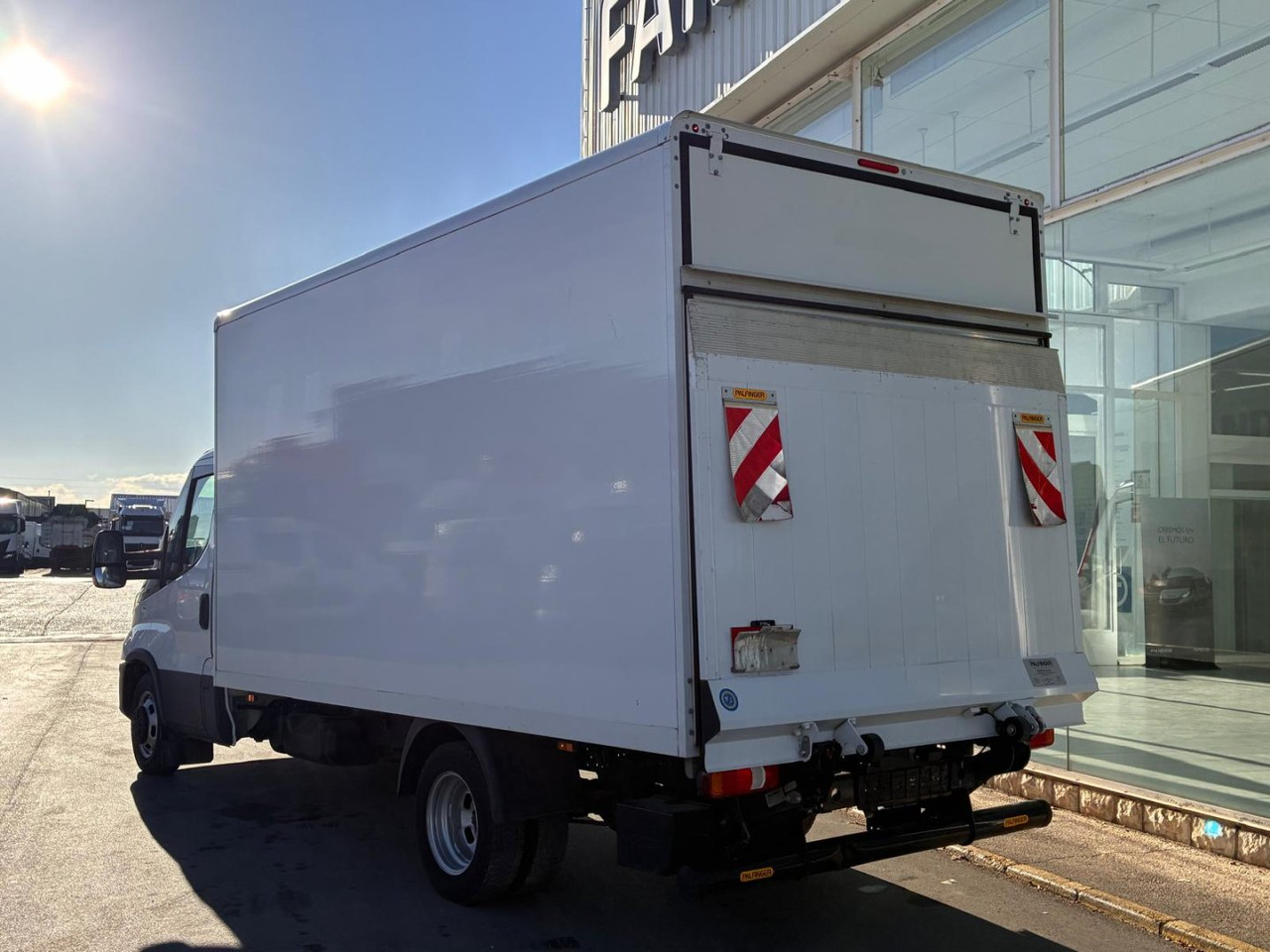 Caja cerrada con plataforma elevadora IVECO 35C16 20m3 - Furgoneta caja cerrada: foto 4 Caja cerrada con plataforma elevadora IVECO 35C16 20m3 - Furgoneta caja cerrada: foto 4