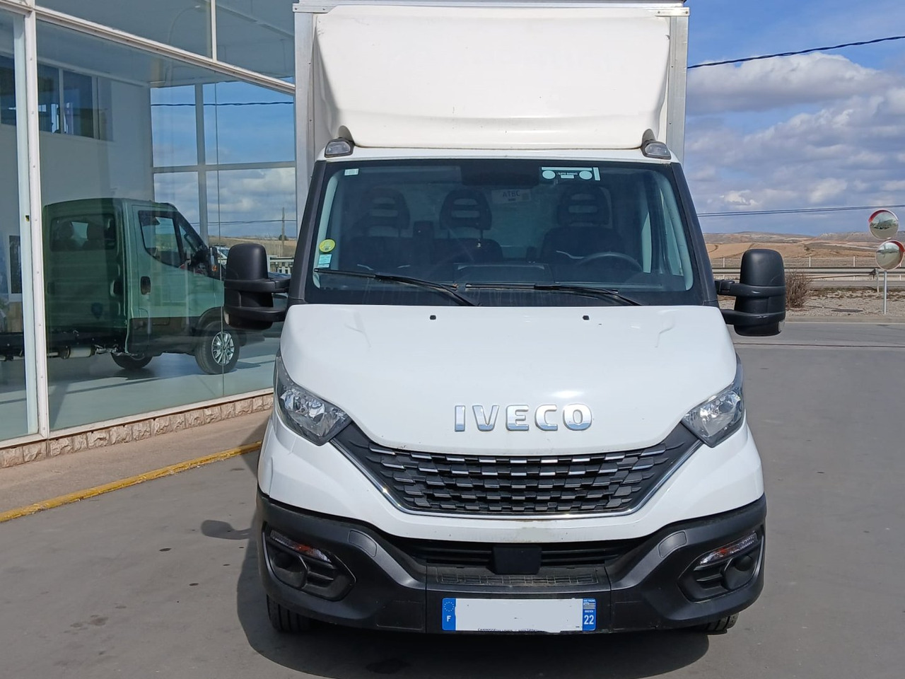 Caja cerrada con plataforma elevadora IVECO 35C16 20m3 - Furgoneta caja cerrada: foto 2 Caja cerrada con plataforma elevadora IVECO 35C16 20m3 - Furgoneta caja cerrada: foto 2