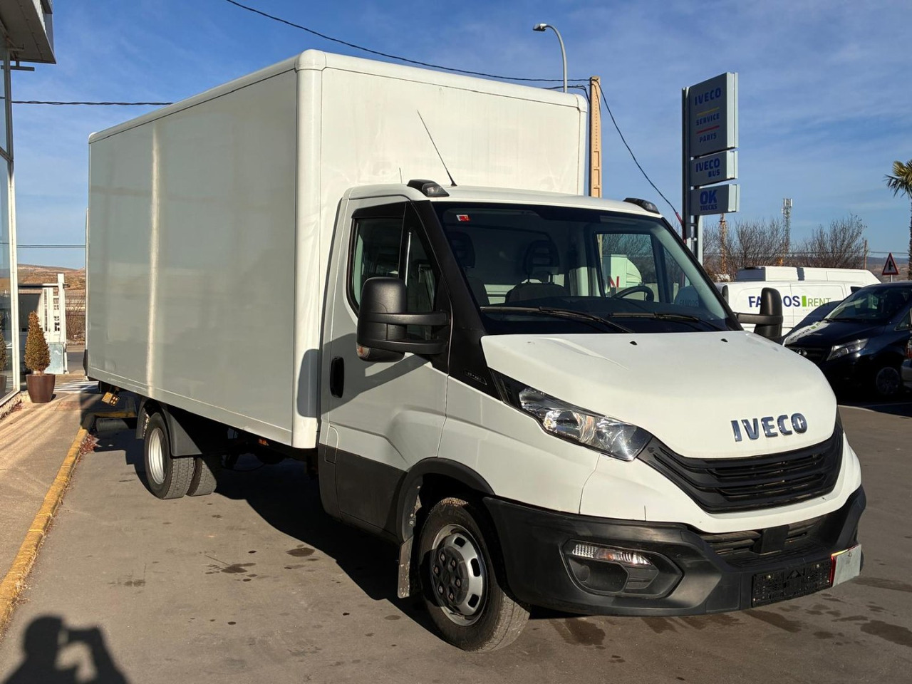 Caja cerrada con plataforma elevadora IVECO 35C16 20m3 - Furgoneta caja cerrada: foto 3 Caja cerrada con plataforma elevadora IVECO 35C16 20m3 - Furgoneta caja cerrada: foto 3