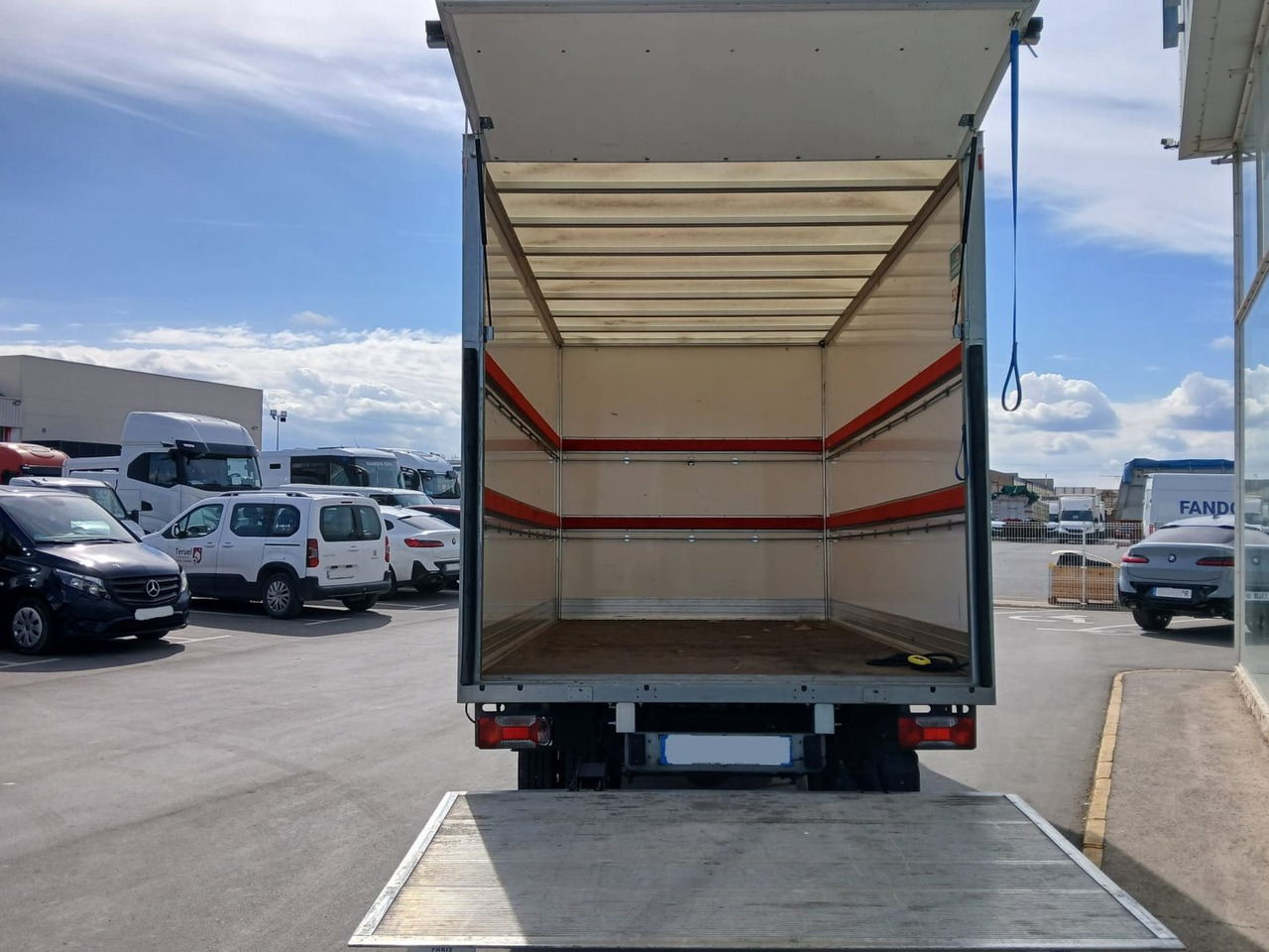 Caja cerrada con plataforma elevadora IVECO 35C16 20m3 - Furgoneta caja cerrada: foto 5 Caja cerrada con plataforma elevadora IVECO 35C16 20m3 - Furgoneta caja cerrada: foto 5