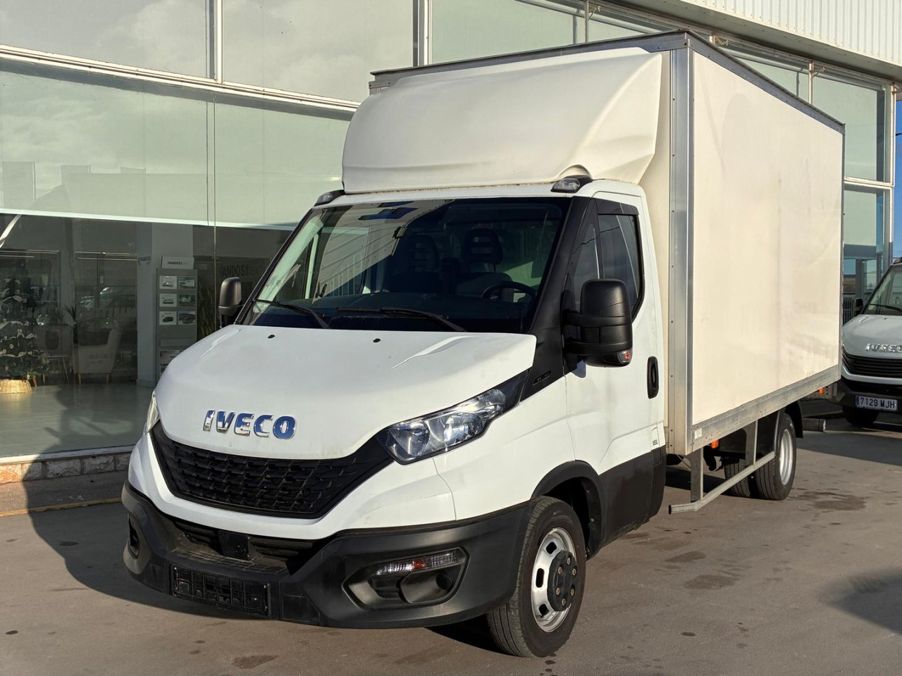 Caja cerrada con plataforma elevadora IVECO 35C16 20m3 - Furgoneta caja cerrada: foto 1 Caja cerrada con plataforma elevadora IVECO 35C16 20m3 - Furgoneta caja cerrada: foto 1