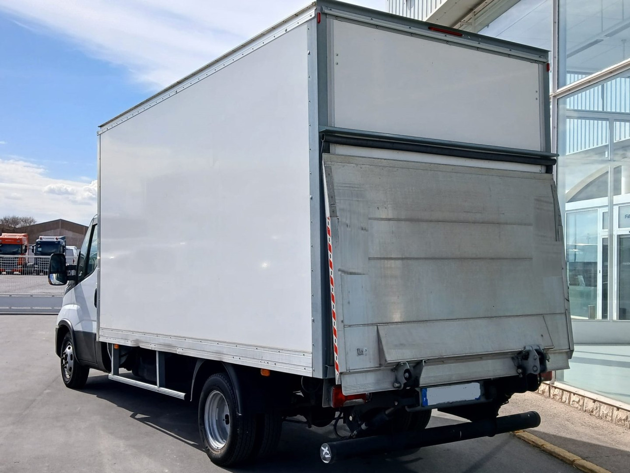 Caja cerrada con plataforma elevadora IVECO 35C16 20m3 - Furgoneta caja cerrada: foto 4 Caja cerrada con plataforma elevadora IVECO 35C16 20m3 - Furgoneta caja cerrada: foto 4
