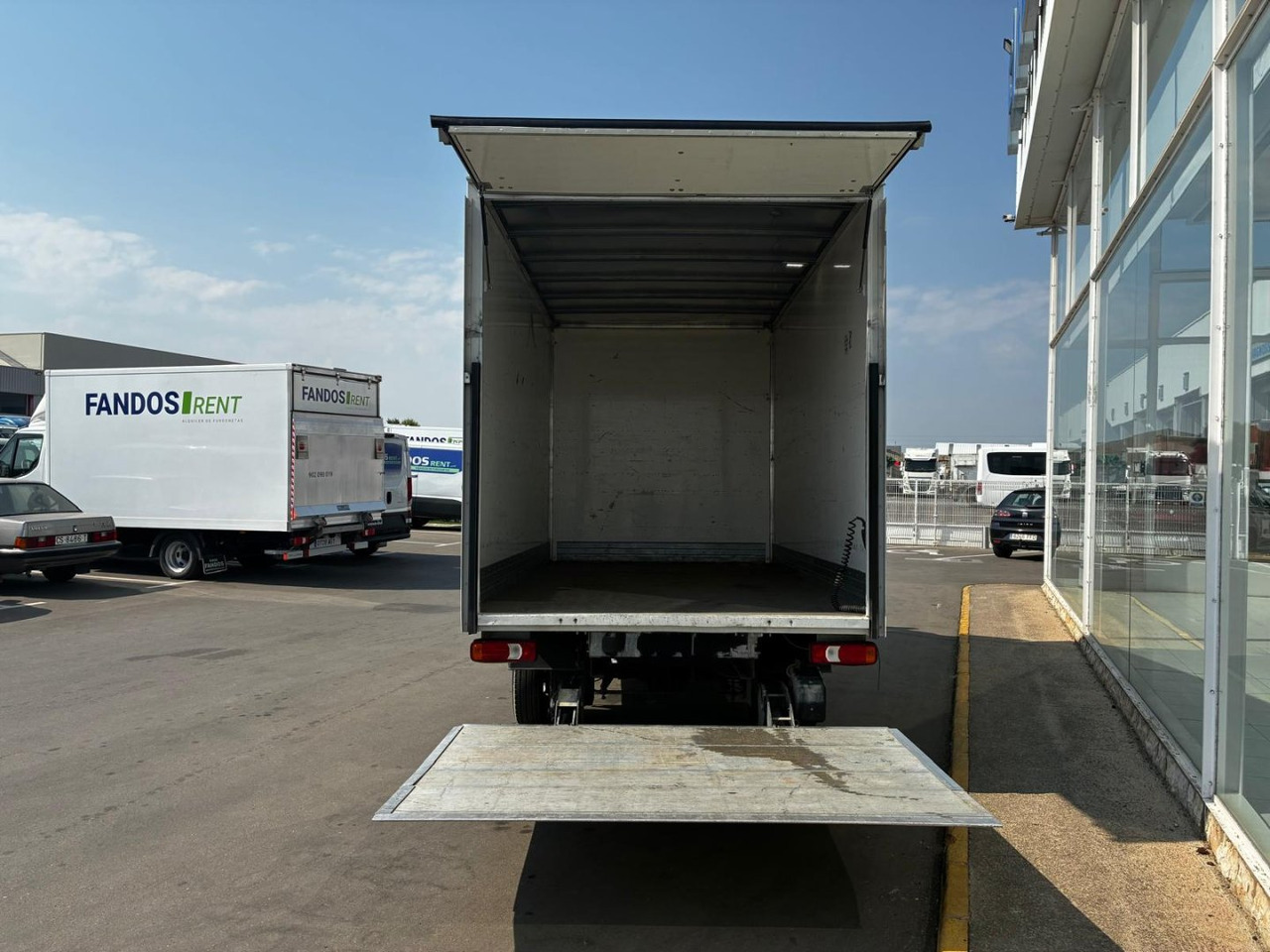 Caja cerrada con plataforma elevadora IVECO 35C16 3.0 20m3 - Furgoneta caja cerrada: foto 5 Caja cerrada con plataforma elevadora IVECO 35C16 3.0 20m3 - Furgoneta caja cerrada: foto 5