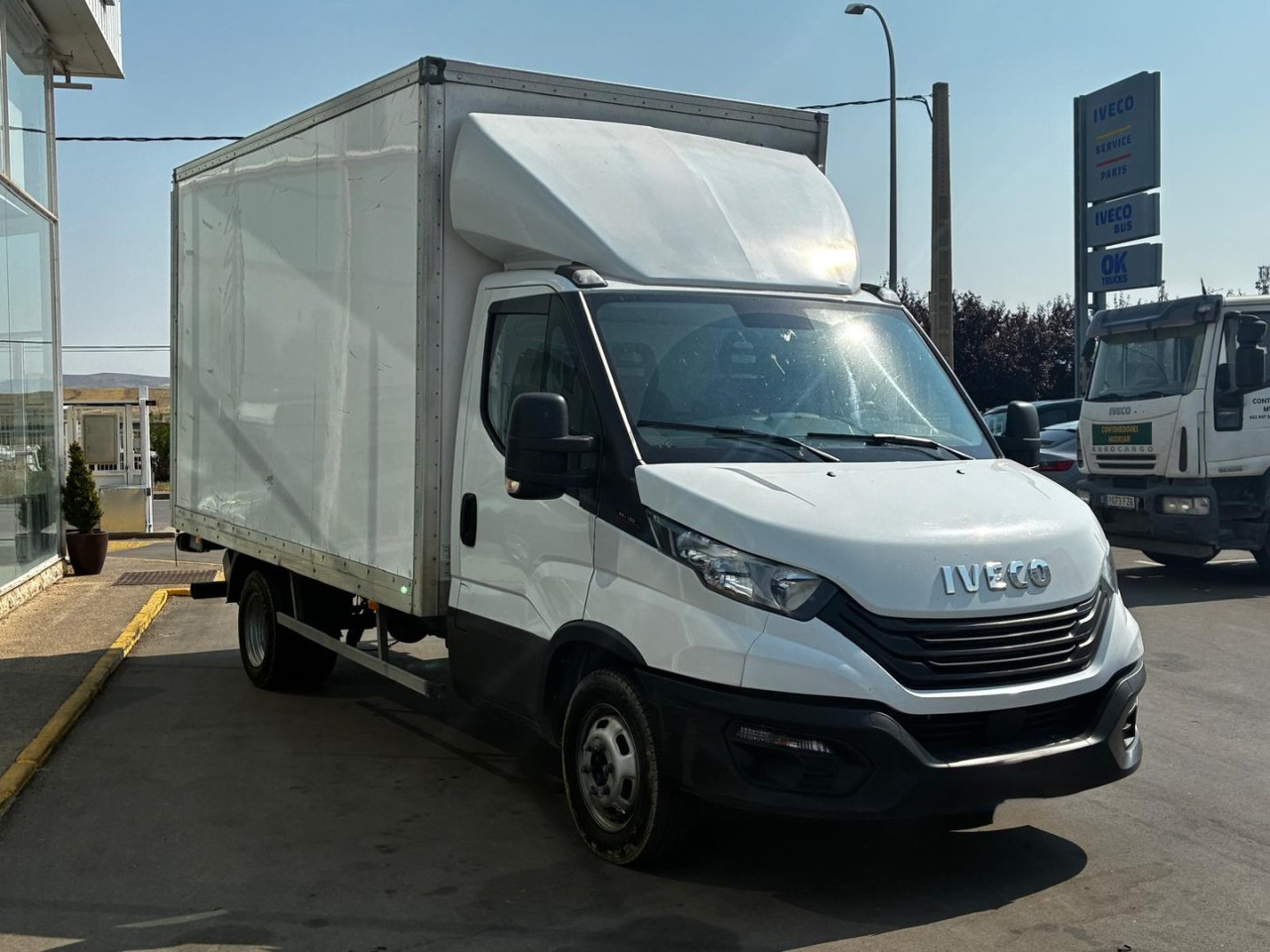 Caja cerrada con plataforma elevadora IVECO 35C16 3.0 20m3 - Furgoneta caja cerrada: foto 3 Caja cerrada con plataforma elevadora IVECO 35C16 3.0 20m3 - Furgoneta caja cerrada: foto 3