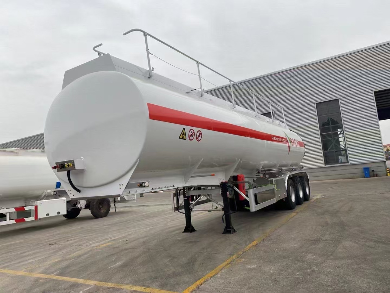 30,000–60,000 Liters Single or Multiple Compartments Customizable tank trailers available - Semirremolque cisterna: foto 1 30,000–60,000 Liters Single or Multiple Compartments Customizable tank trailers available - Semirremolque cisterna: foto 1