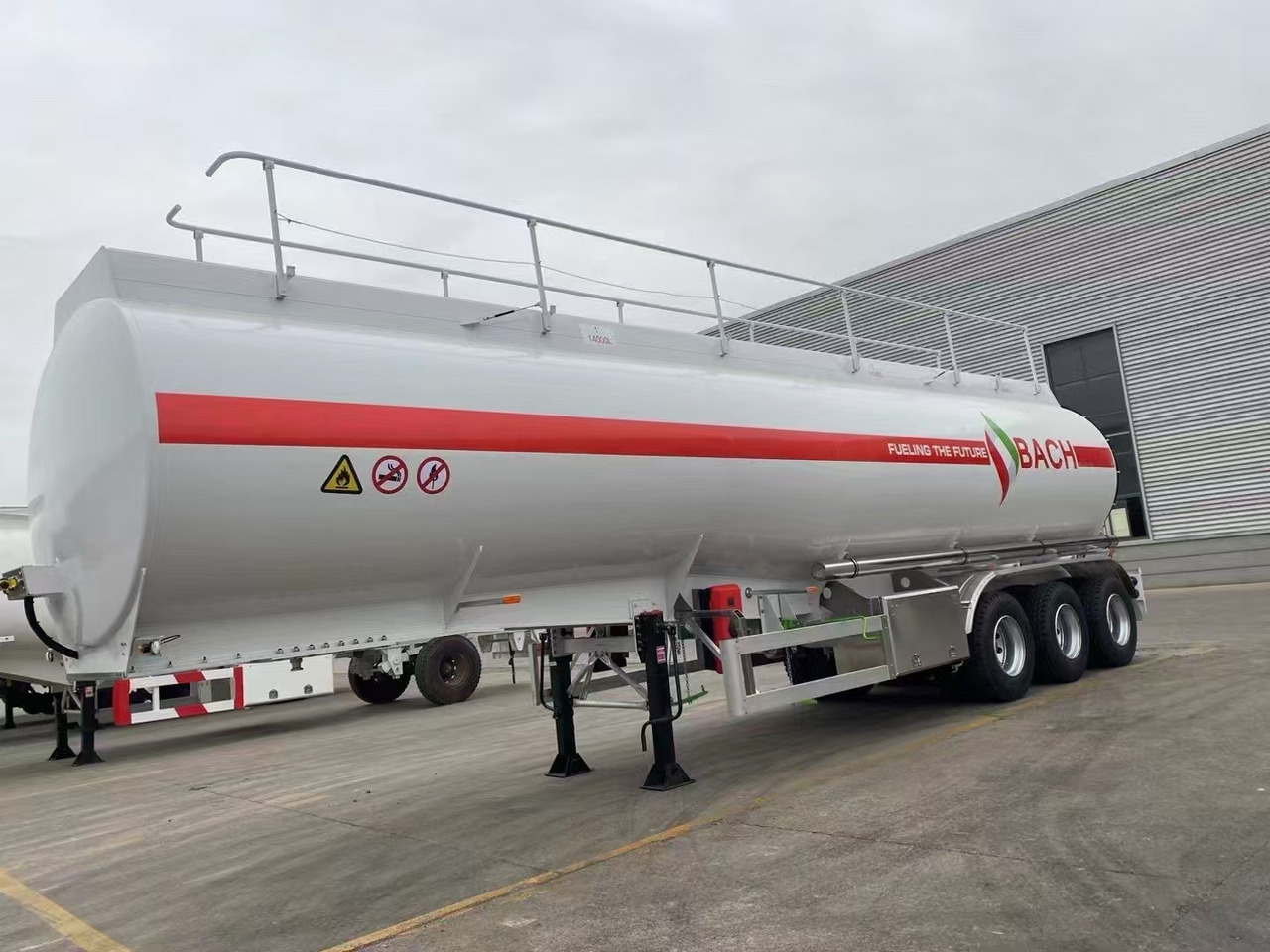 30,000–60,000 Liters Single or Multiple Compartments Customizable tank trailers available - Semirremolque cisterna: foto 2 30,000–60,000 Liters Single or Multiple Compartments Customizable tank trailers available - Semirremolque cisterna: foto 2
