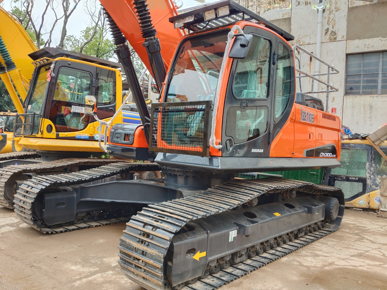 DOOSAN DX300 LC Durable 30-Ton Crawler Excavator - Excavadora de cadenas: foto 1 DOOSAN DX300 LC Durable 30-Ton Crawler Excavator - Excavadora de cadenas: foto 1