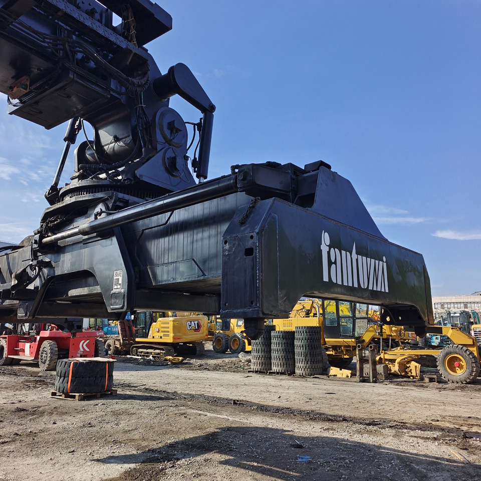 Reach stacker FANTUZZI CS45KMHD 45 TON: foto 6 Reach stacker FANTUZZI CS45KMHD 45 TON: foto 6