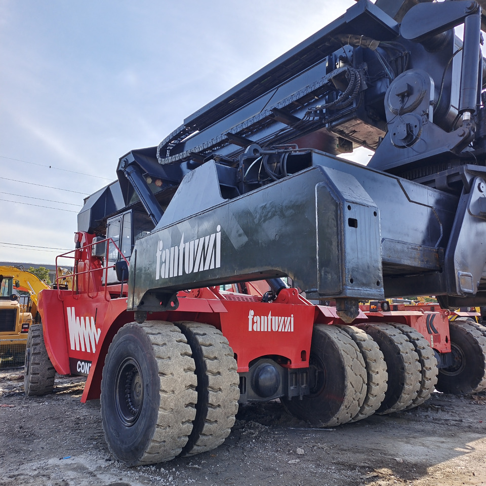 Reach stacker FANTUZZI CS45KMHD 45 TON: foto 9 Reach stacker FANTUZZI CS45KMHD 45 TON: foto 9