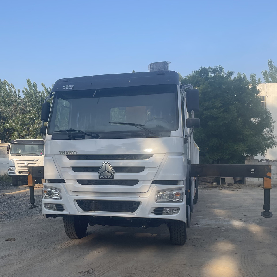 SINOTRUK HOWO 8 TON TRUCK-MOUNTED CRANE - Camión grúa: foto 2 SINOTRUK HOWO 8 TON TRUCK-MOUNTED CRANE - Camión grúa: foto 2