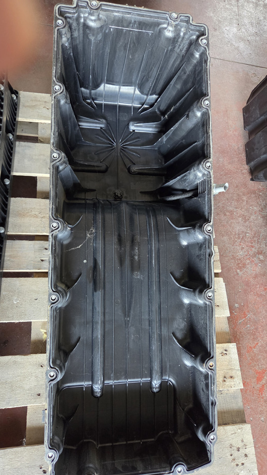 MERCEDES-BENZ ACTROS MP4 A4700105513 - Cárter de aceite: foto 4 MERCEDES-BENZ ACTROS MP4 A4700105513 - Cárter de aceite: foto 4