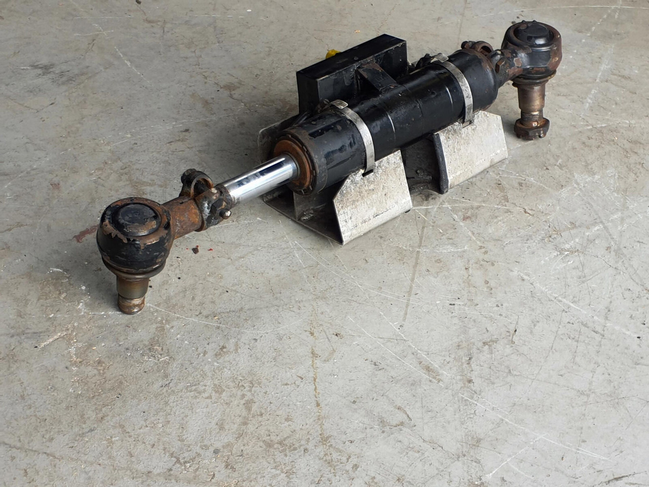 FAUN ATF 45-3 steering cilinder left axle 3 - Cilindro hidráulico para Autogrúa: foto 1 FAUN ATF 45-3 steering cilinder left axle 3 - Cilindro hidráulico para Autogrúa: foto 1