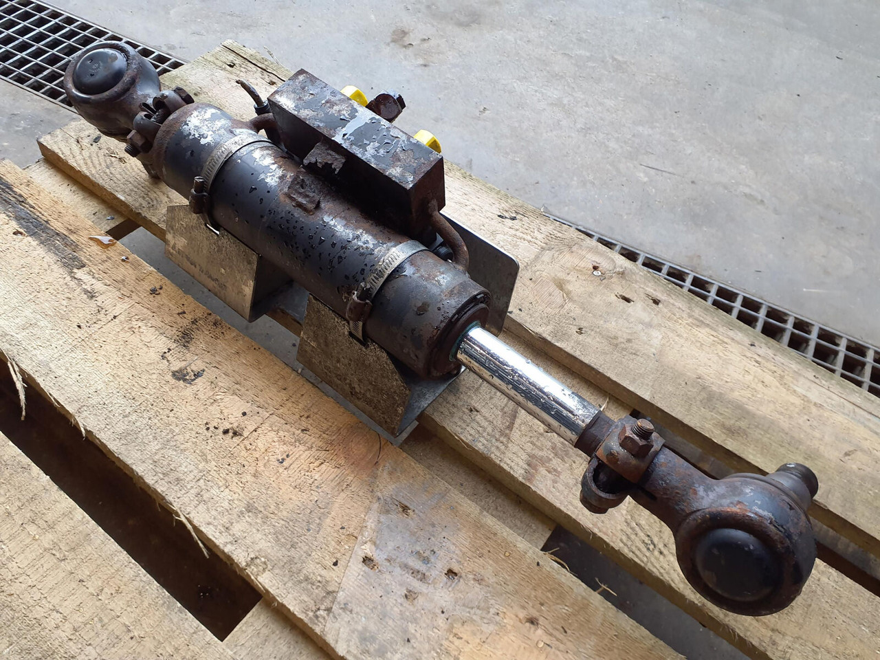 FAUN ATF 45-3 steering cilinder right axle 3 - Cilindro hidráulico para Autogrúa: foto 3 FAUN ATF 45-3 steering cilinder right axle 3 - Cilindro hidráulico para Autogrúa: foto 3