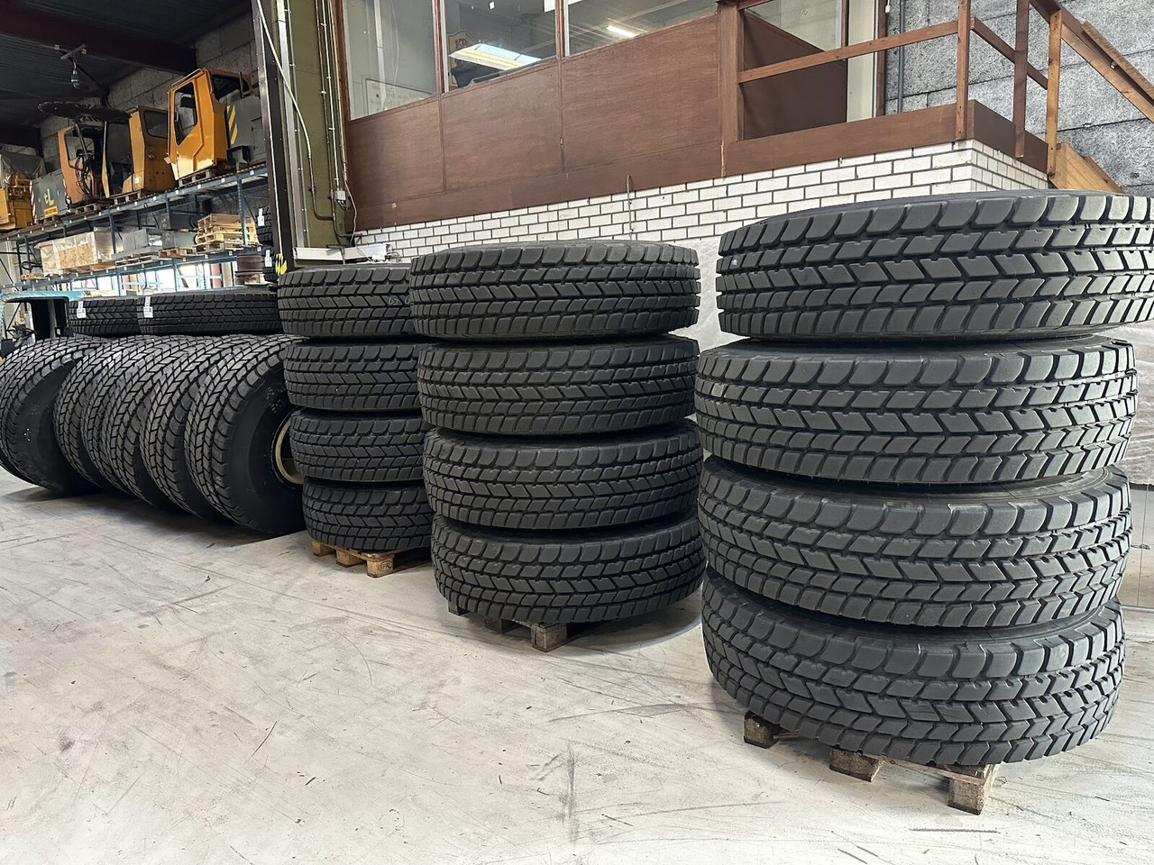 Liebherr Crane Tires/Rims for sale - Neumático para Autogrúa: foto 2 Liebherr Crane Tires/Rims for sale - Neumático para Autogrúa: foto 2