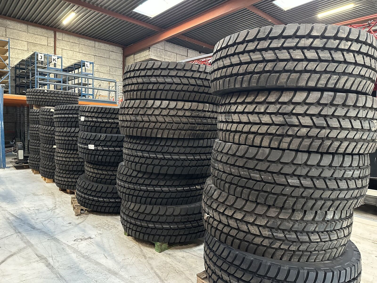 Liebherr Crane Tires/Rims for sale - Neumático para Autogrúa: foto 4 Liebherr Crane Tires/Rims for sale - Neumático para Autogrúa: foto 4