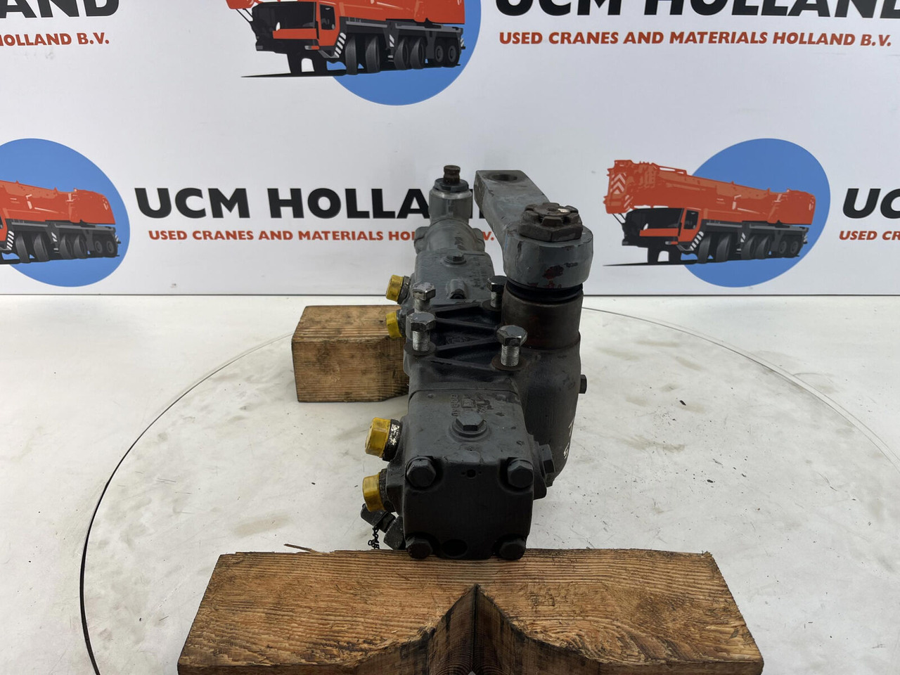 ZF LTM 1050-1 steering box - Caja de dirección para Autogrúa: foto 4 ZF LTM 1050-1 steering box - Caja de dirección para Autogrúa: foto 4
