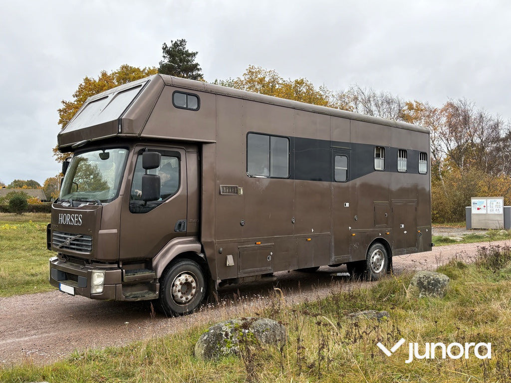 Hästlastbil - Volvo, FL-240, Whittaker - Camión para caballos: foto 1 Hästlastbil - Volvo, FL-240, Whittaker - Camión para caballos: foto 1