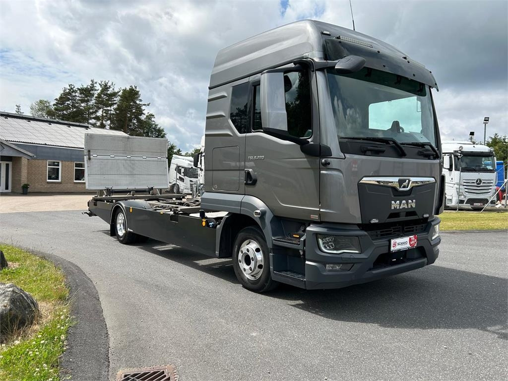 MAN TGL 8-220 4x2 BL incl. 2 stk veksellad - Camión portacontenedore/ Intercambiable: foto 2 MAN TGL 8-220 4x2 BL incl. 2 stk veksellad - Camión portacontenedore/ Intercambiable: foto 2