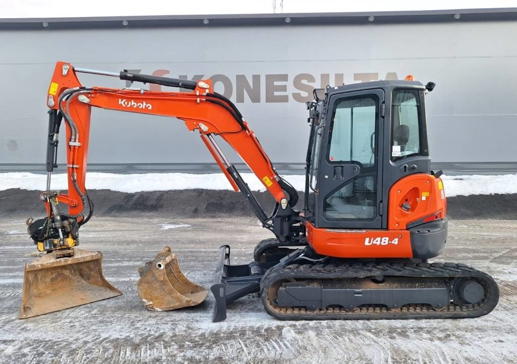 Miniexcavadora Kubota MYYTY! SOLD! U48-4 PYÖRITTÄJÄLLÄ: foto 1
