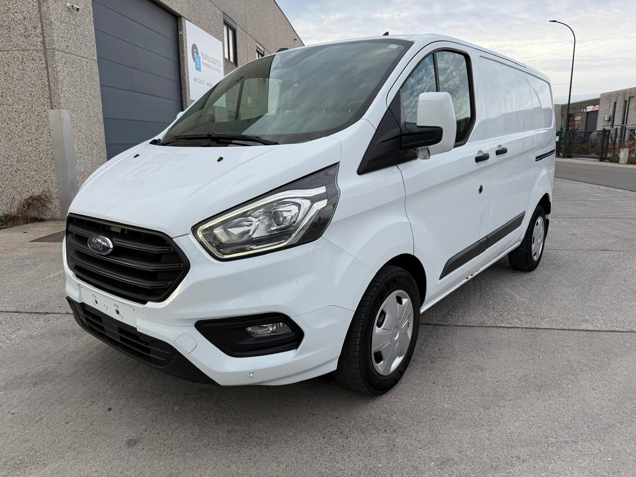 Ford Transit Custom 2.0TDCI. Klima. Navi. Tempomat. - Furgoneta pequeña: foto 2 Ford Transit Custom 2.0TDCI. Klima. Navi. Tempomat. - Furgoneta pequeña: foto 2
