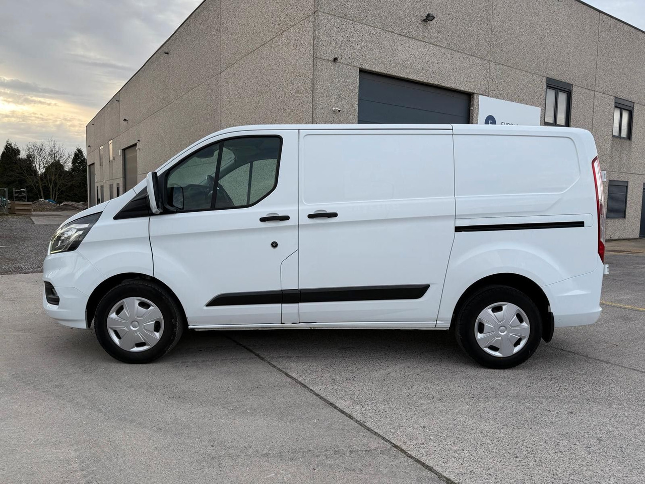 Ford Transit Custom 2.0TDCI. Klima. Navi. Tempomat. - Furgoneta pequeña: foto 3 Ford Transit Custom 2.0TDCI. Klima. Navi. Tempomat. - Furgoneta pequeña: foto 3