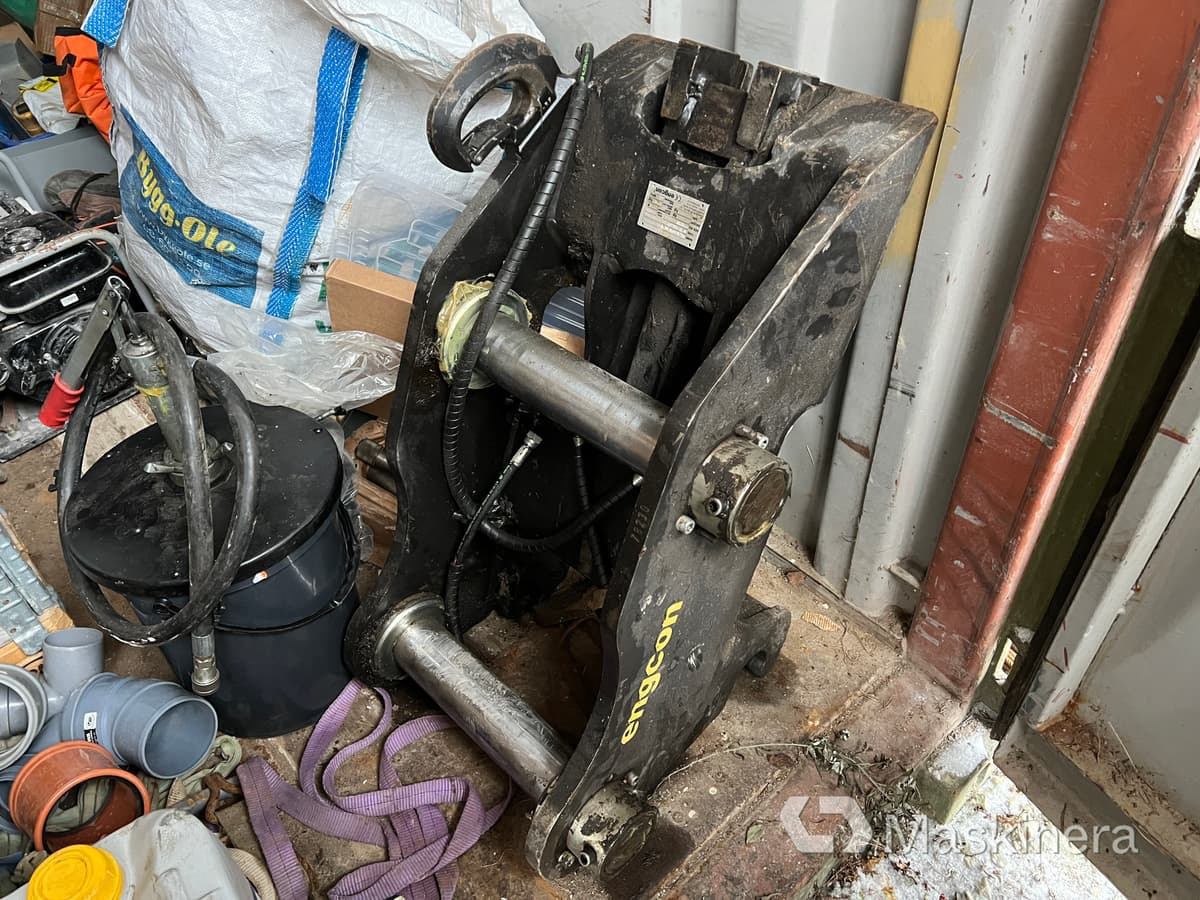 Redskapsfäste B20 Engcon RFS1 - Implemento para Maquinaria de construcción: foto 1 Redskapsfäste B20 Engcon RFS1 - Implemento para Maquinaria de construcción: foto 1