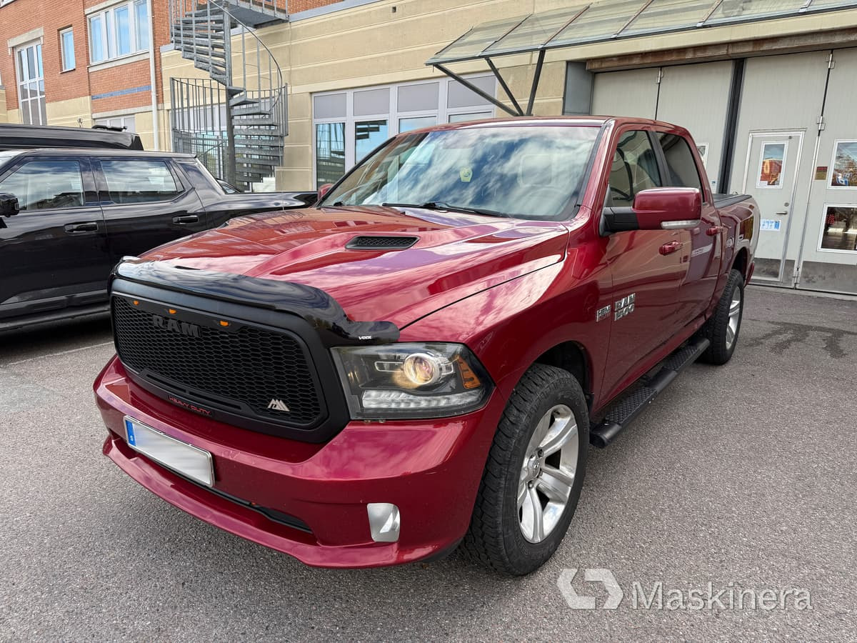 Pickup Dodge Ram 1500 Crew Cab 5.7L V8 HEMI - Furgoneta pequeña: foto 1 Pickup Dodge Ram 1500 Crew Cab 5.7L V8 HEMI - Furgoneta pequeña: foto 1