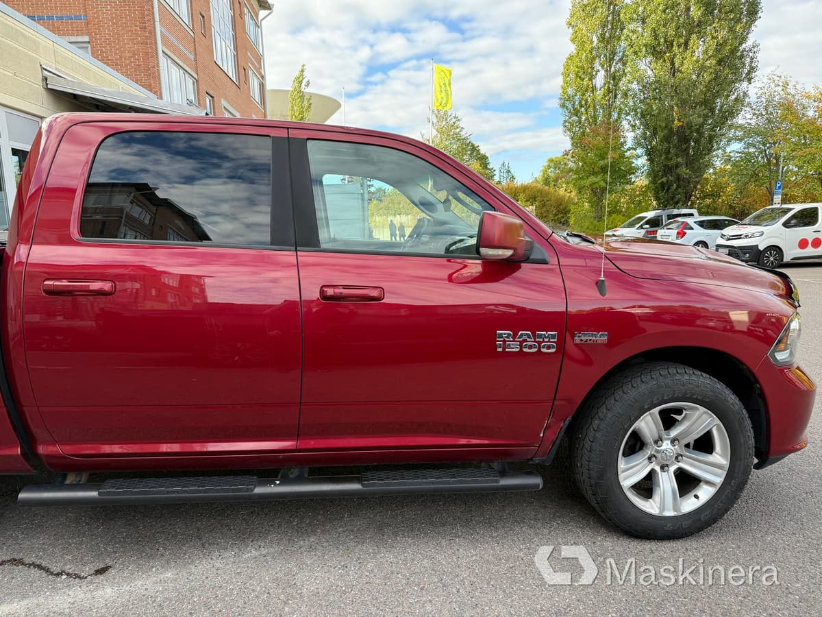 Pickup Dodge Ram 1500 Crew Cab 5.7L V8 HEMI - Furgoneta pequeña: foto 4 Pickup Dodge Ram 1500 Crew Cab 5.7L V8 HEMI - Furgoneta pequeña: foto 4