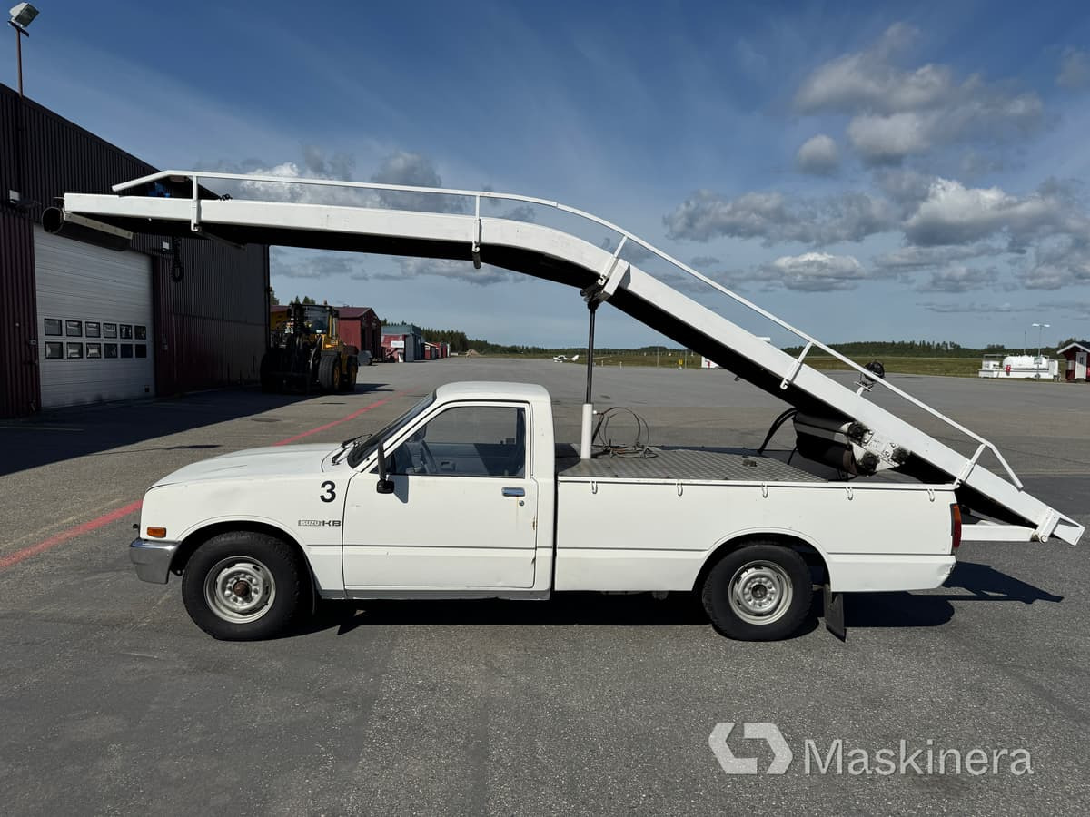 Pickup Isuzu KB DLX med bagageband, mobil bandlastare - Furgón: foto 2 Pickup Isuzu KB DLX med bagageband, mobil bandlastare - Furgón: foto 2