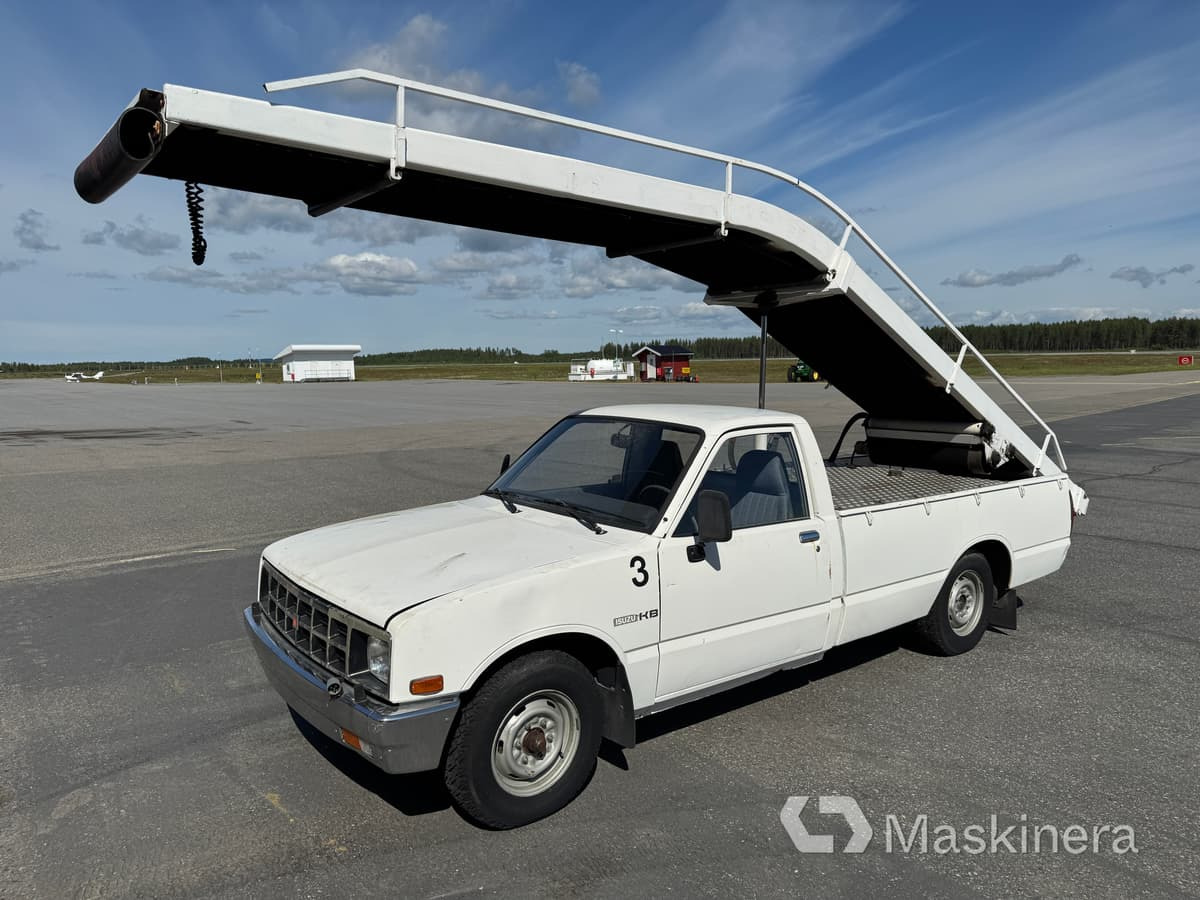 Pickup Isuzu KB DLX med bagageband, mobil bandlastare - Furgón: foto 1 Pickup Isuzu KB DLX med bagageband, mobil bandlastare - Furgón: foto 1