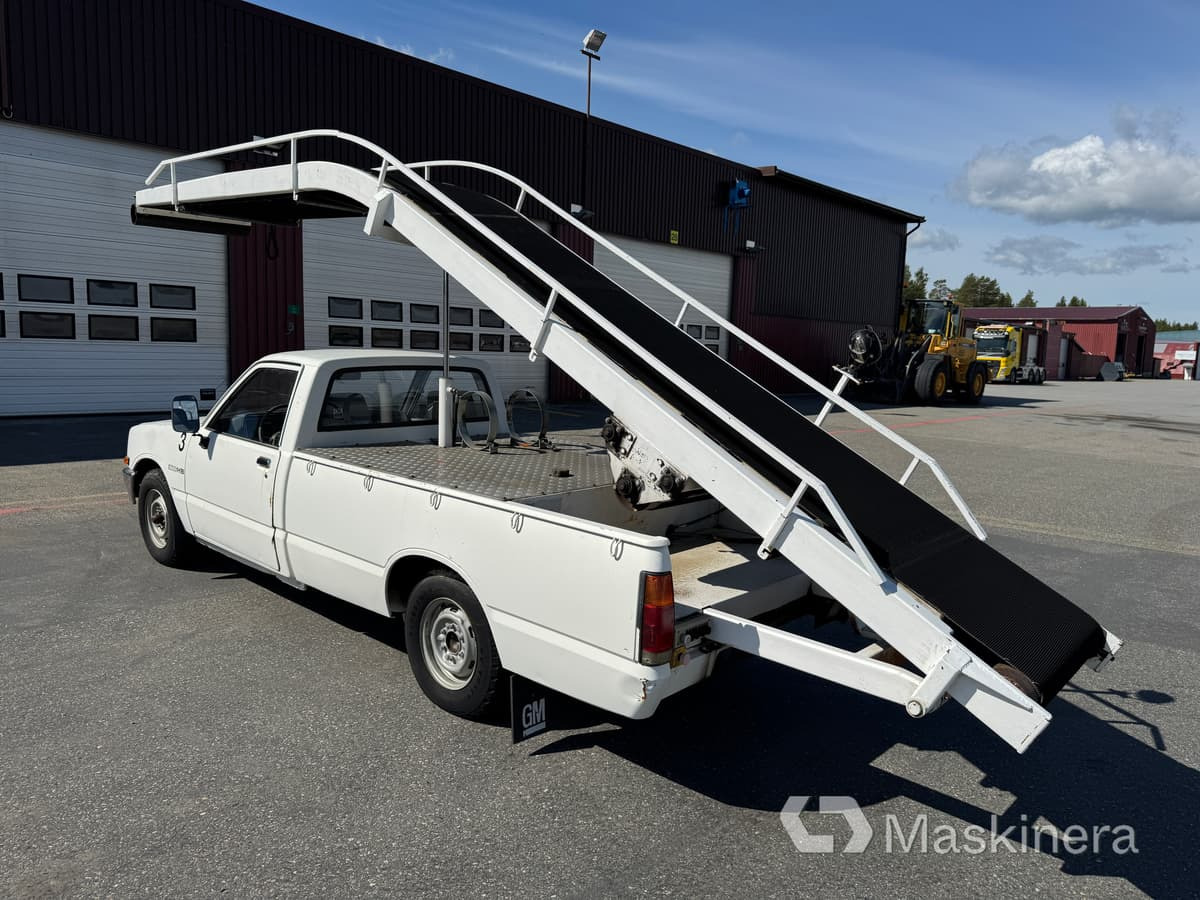 Pickup Isuzu KB DLX med bagageband, mobil bandlastare - Furgón: foto 3 Pickup Isuzu KB DLX med bagageband, mobil bandlastare - Furgón: foto 3