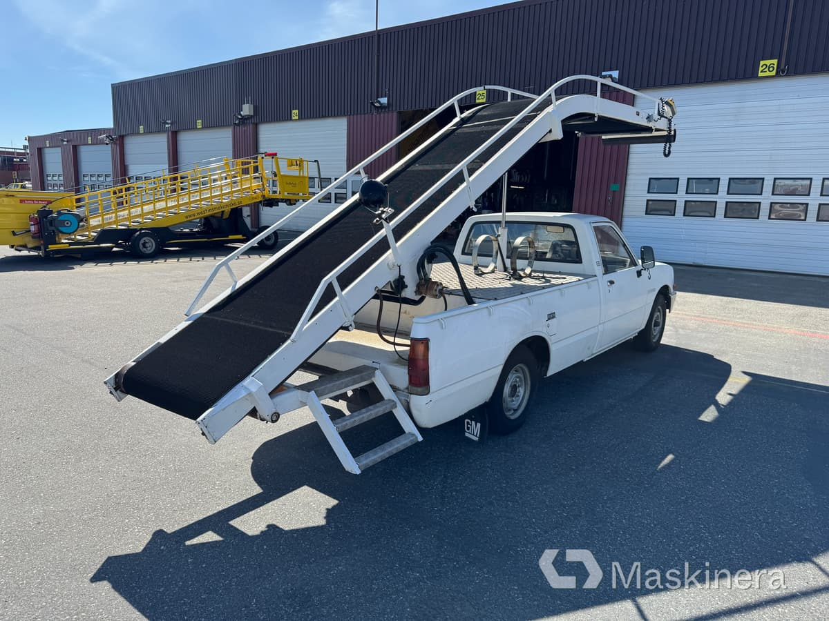 Pickup Isuzu KB DLX med bagageband, mobil bandlastare - Furgón: foto 5 Pickup Isuzu KB DLX med bagageband, mobil bandlastare - Furgón: foto 5