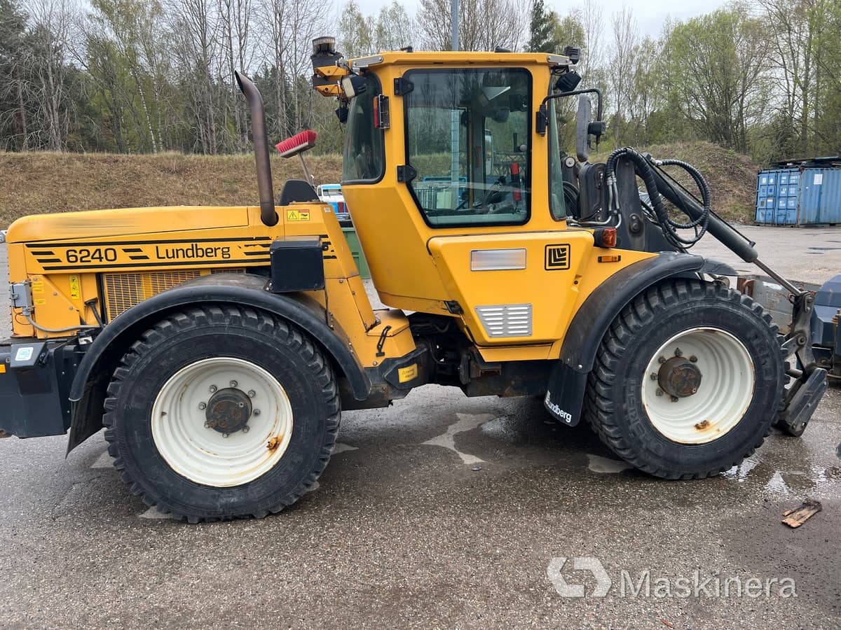 Redskapsbärare Lundberg 6240 med redskap och kombispridare - Cargadora de ruedas: foto 5 Redskapsbärare Lundberg 6240 med redskap och kombispridare - Cargadora de ruedas: foto 5