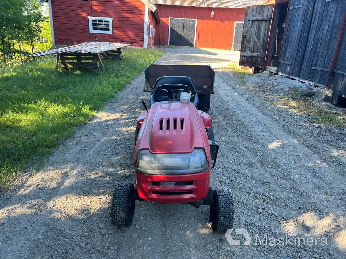 Trädgårdstraktor MTD B/115 med tippvagn - Tractor: foto 2 Trädgårdstraktor MTD B/115 med tippvagn - Tractor: foto 2