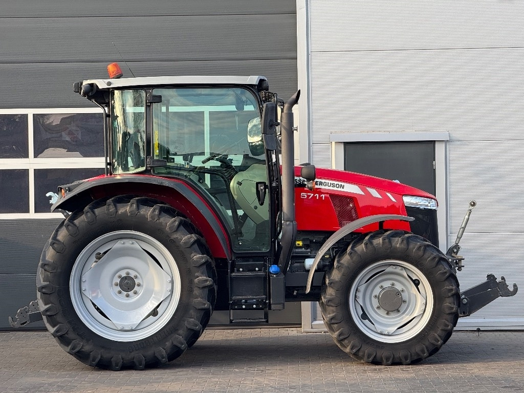 Massey Ferguson 5711 - Tractor: foto 5 Massey Ferguson 5711 - Tractor: foto 5