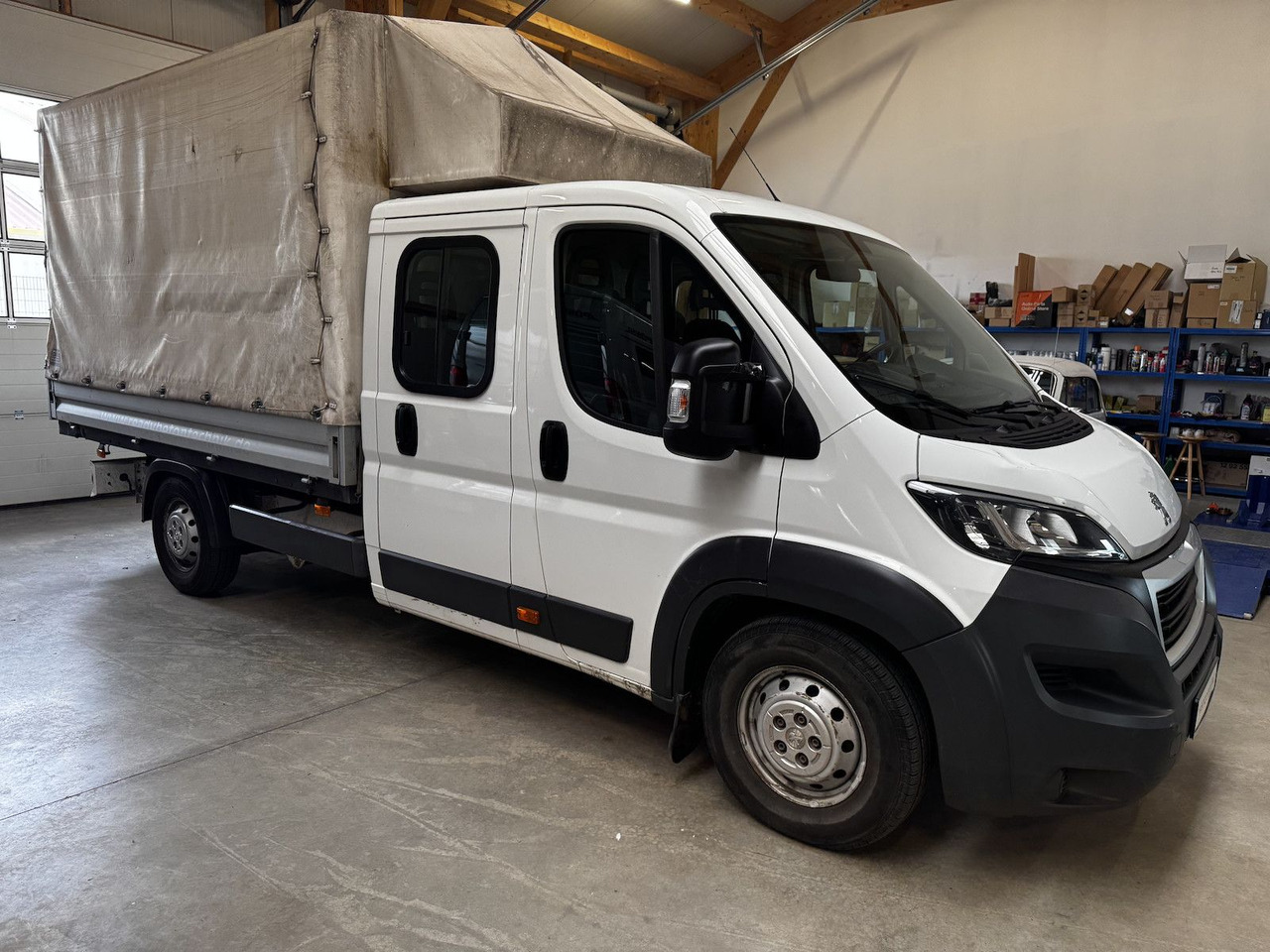 Peugeot Boxer 165 HDI Doka Pritsche Plane Ladekran - Furgoneta caja abierta, Furgoneta combi: foto 1 Peugeot Boxer 165 HDI Doka Pritsche Plane Ladekran - Furgoneta caja abierta, Furgoneta combi: foto 1